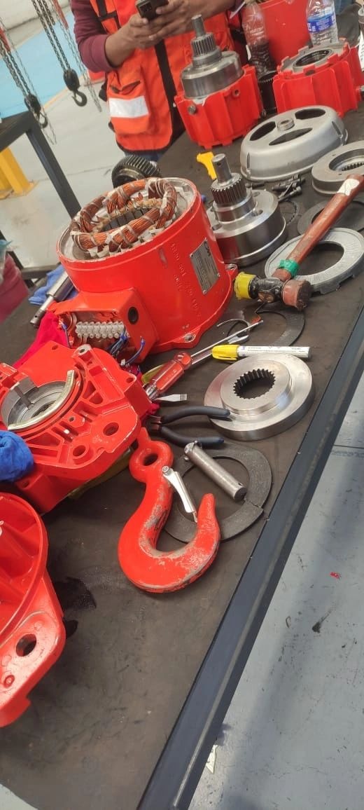 Partes mecánicas rojas para mantenimiento industrial