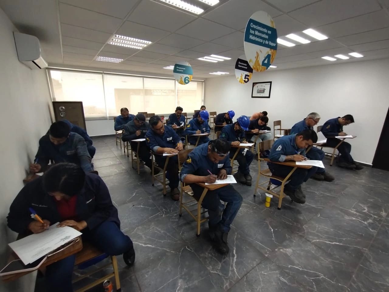Estudiantes en salón de capacitación industrial