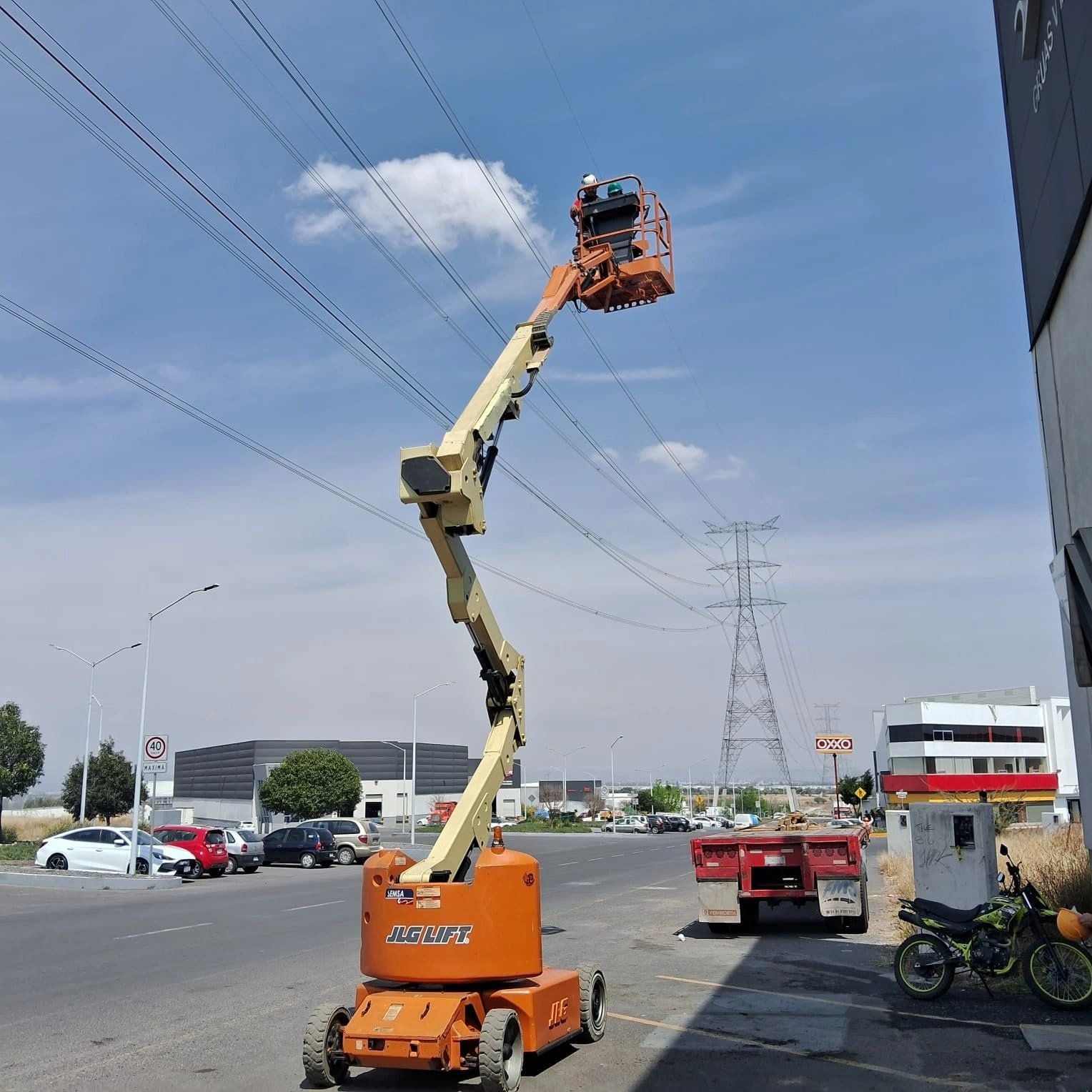 Plataforma elevadora JLG en operación