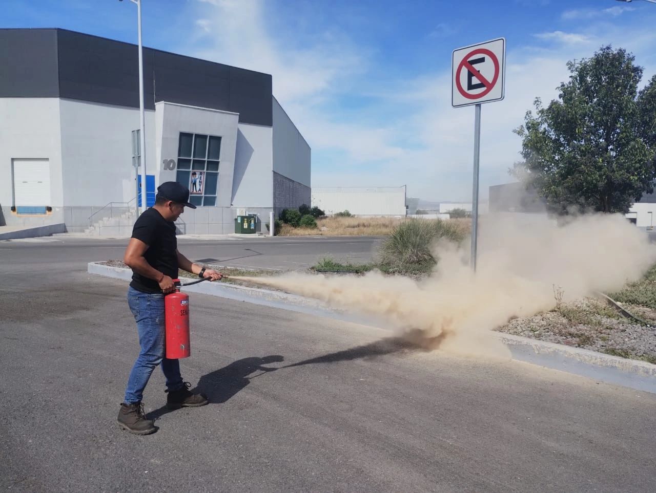 Demostración de extintor en entrenamiento contra incendios