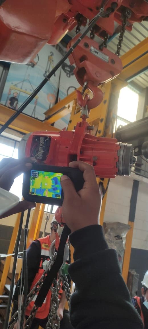 Cámara termográfica inspeccionando polipasto industrial