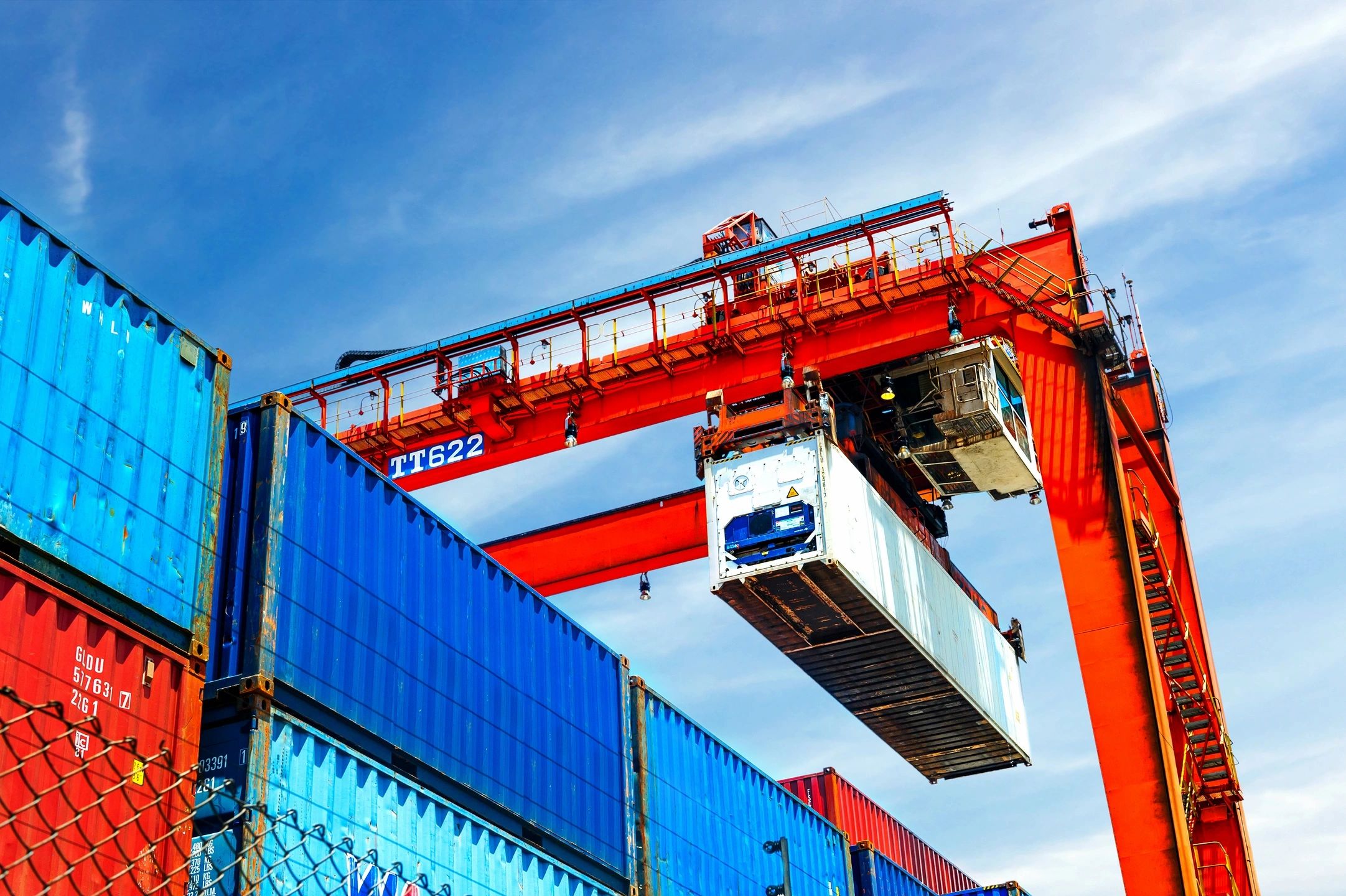 Grúa pórtico roja en puerto industrial